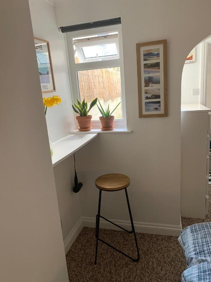 Sea Views With Large Deck One Bedroom Very Close To Beach And Town Newquay  Exterior photo